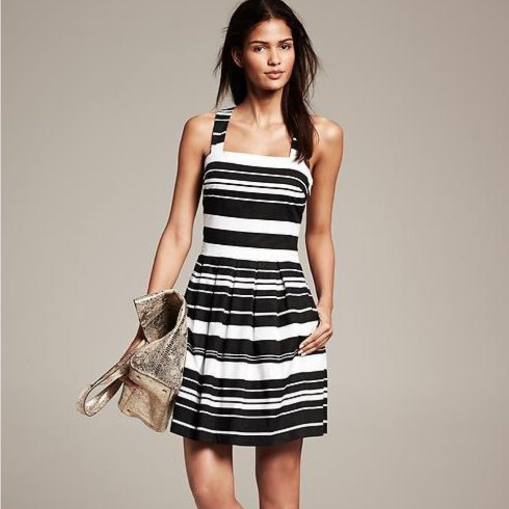 Banana Republic fit & flare dress.Side zip. criss cross in back. Pockets!